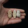 Conjunto de tres piñas fósiles