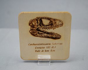 Tarjeta de madera Carcharodontosaurus saharicus